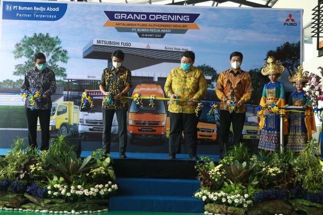 Petinggi Mitsubishi Fuso meresmikan diler dan Truck Center di Lampung