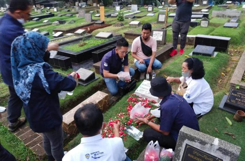 Anton Chaidir memimpin petugas lomba Sirkuit Sentul melakukan ziarah ke makam alm Bambang Kancil di TPU Jeruk Purut Jaksel