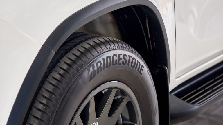 Salah satu model ban Bridgestone yang mendukung mobilitas kendaraan
