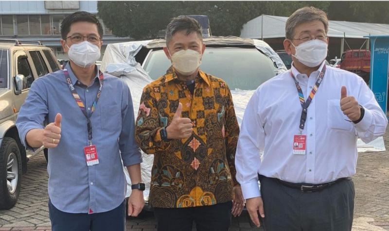 Kohen (tengah) diapit dua bos Toyota Astra Motor Mr Susumu Matsuda dan Henry Tanoto sehari jelang IIMS Hybrid 2022 di JI-Expo Kemayoran Jakarta. (foto : ig kohen)