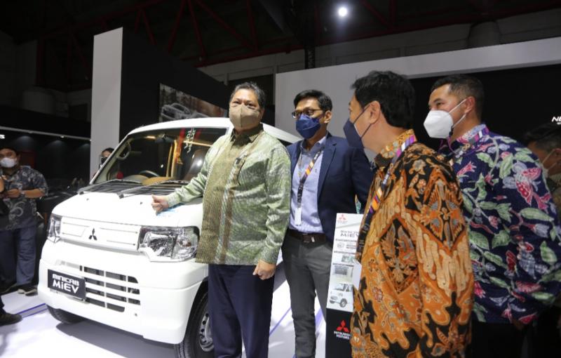 Minicab MiEV sempat dikunjungi Menko Perekonomian Airlangga Hartarto di booth Mitsubishi, IIMS Hybrid 2022 di JI Expo Kemayoran  