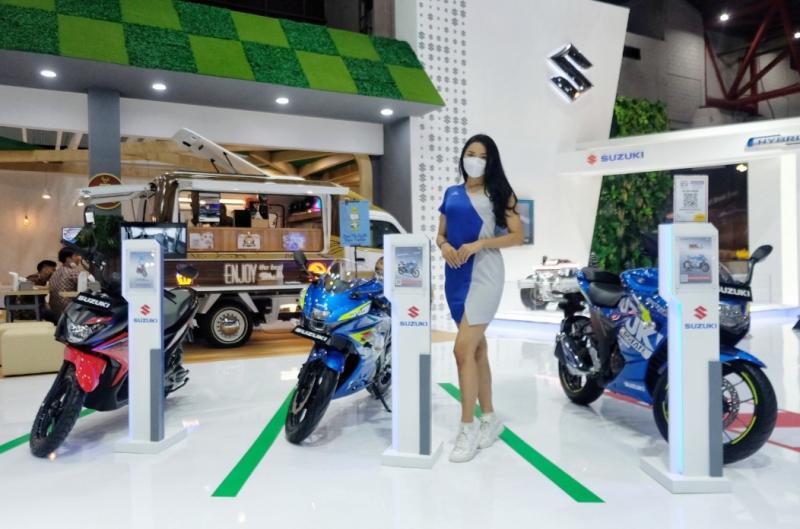 Tidak hanya mobil, booth Suzuki juga tampilkan deretan motor unggulan di IIMS Hybrid 2022