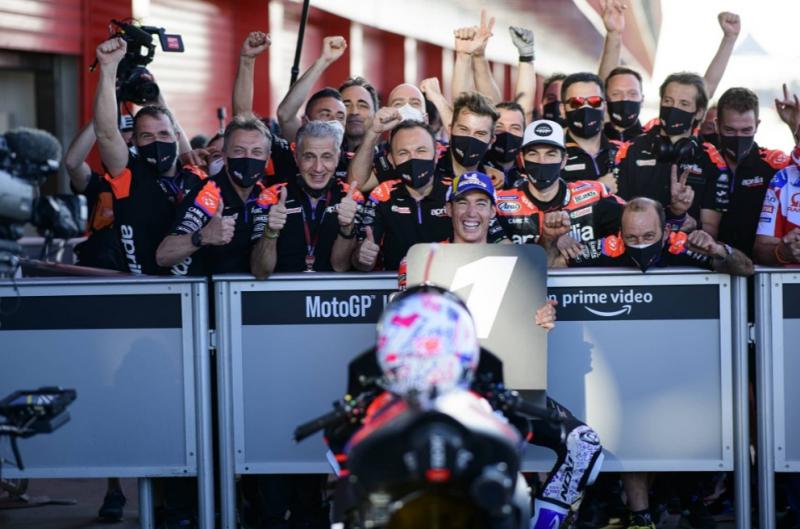 Aleix Espargaro dari tim Aprilia disambut suka cita di paddock setelah pastikan raih pole position (tercepat QTT) MotoGP 2022 Argentina