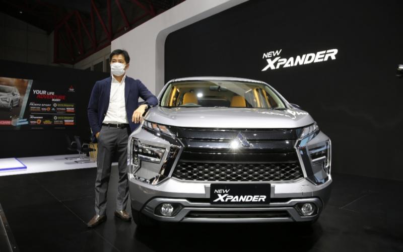 Naoya Nakamura (Presiden Direktur PT MMKSI) bersama New Xpander andalan penjualan Mitsubishi di IIMS Hybrid 2022