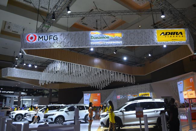 Booth Adira Finance dengan display berbagai jenis mobil di IIMS Hybrid 2022