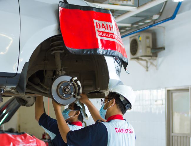 Teknisi Daihatsu sementara melakukan perawatan pada mobil konsumen