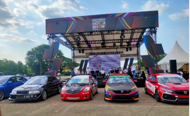 Mobil balap dan rally mejeng di depan panggung utama Parade dan Talkshow Pembalap 3 Generasi IIMS Hybrid di JI-Expo Kemayoran. (foto : elko, budsan)