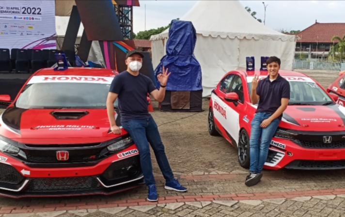 Alvin Bahar dan Avila Bahar (putanya) bersama tunggangan balap Honda Civic Type R dan Honda City Hatchback di area IIMS Hybrid 2022, JI Expo Kemayoran hari ini. (foto : budi santen)
