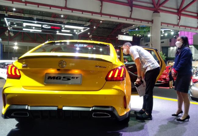 Pengunjung yang tertarik dengan mobil sport MG 5 GT dengan DNA balap, di IIMS Hybrid 2022