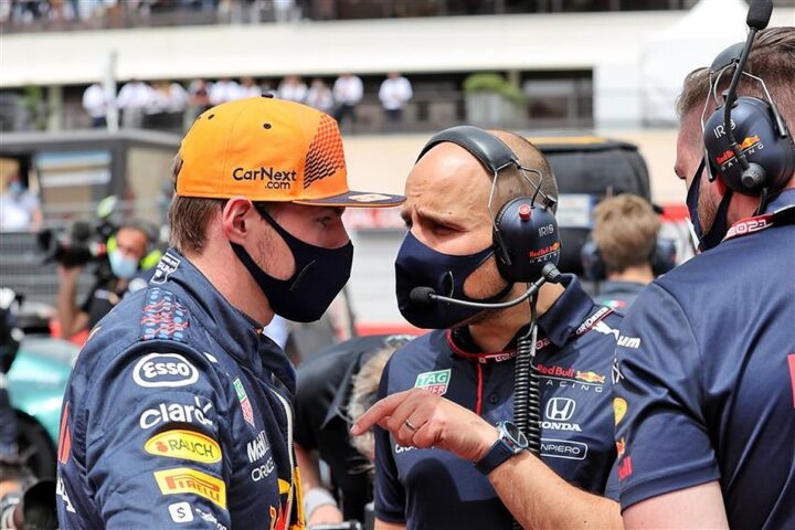 Max Verstappen (Belanda/Red Bull) bersama tim teknis, lupakan dulu perebutan gelar. (Foto: formula1news)