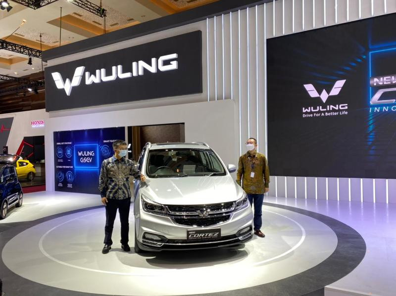 Petinggi Wuling berpose dengan Smart MPV New Cortez di pameran otomotif IIMS Hybrid 2022, JIExpo Kemayoran