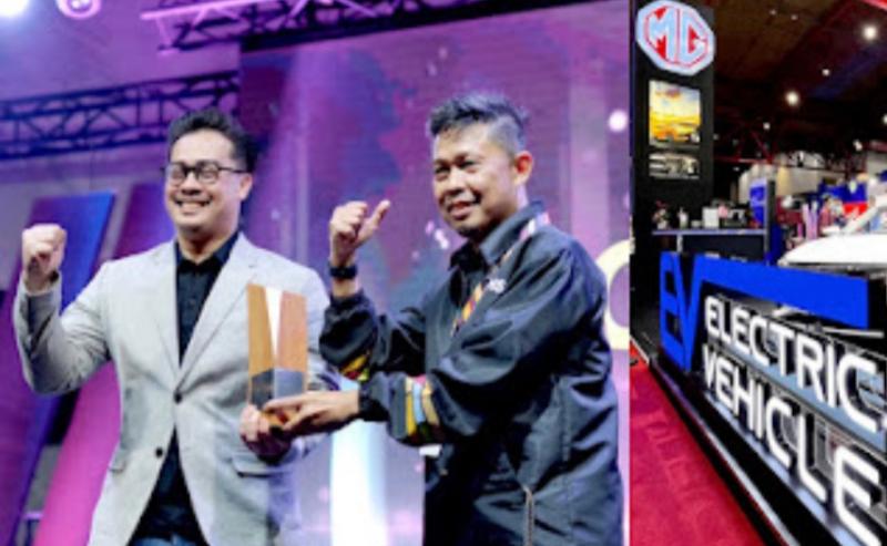 Arief Syarifudin (MG Motor Indonesia) menerima penghargaan IIMS Hybrid 2022 yang diserahkan langsung Hendra Noor Saleh President Direktur Dyandra Promosindo