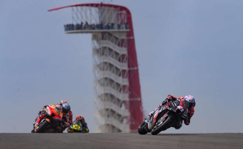 Dua rider tim Aprilia berhasil mencuri poin penting pada MotoGP 2022 Amerika di Texas. 