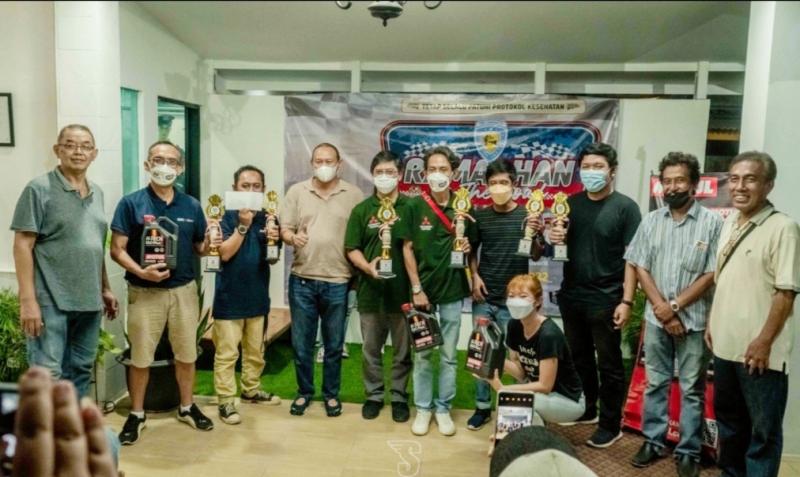 Bro Anondo Eko bersama para juara Ramadhan On The Road 2022 IMI DKI Jakarta serta para dedengkot time rally Indonesia. (foto : imi dki) 