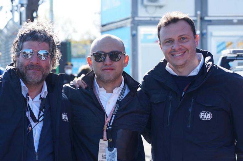 Ananda Mikola diantara  Dr Bruno (FIA Chief Medical) dan Javier (FIA Head Event Formula E) dii Rome E-Prix
