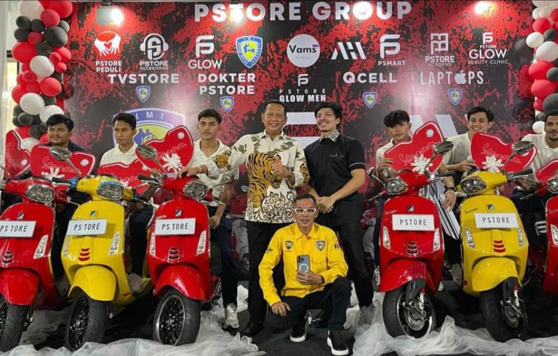 Bamsoet bersama Atta Halilintar memberikan bonus 14 unit motor vespa kepada Timnas Futsal Putra Indonesia yang berhasil meraih runner up di AFF 2022