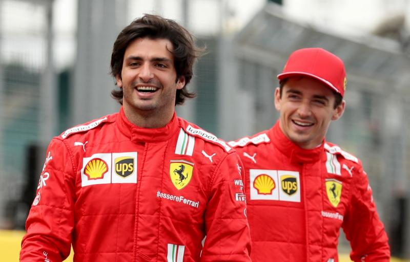 Carlos Sainz dan Charles Leclerc, tinggal tunggu perintah kerja sama di tim Ferrari. (Foto: planetf1)