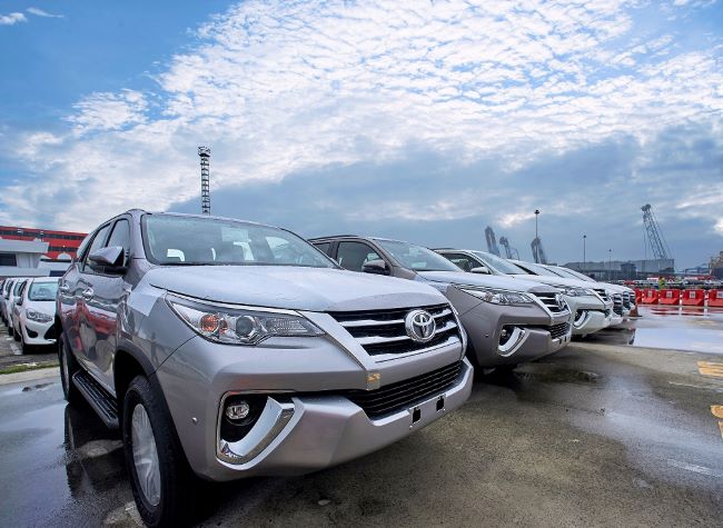 Deretan Toyota Fortuner yang siap diekspor ke negara Australia merupakan ekspor perdana ke Negara Kanguru tersebut