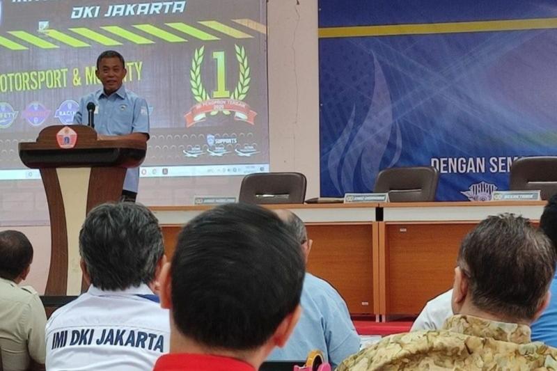 Prasetyo Edi Marsudi selaku Ketua Dewan Pembina KONI DKI Jakarta memberikan pembekalan pada Rakerprov IMI DKI di Jakarta, Kamis (14/4/2022).