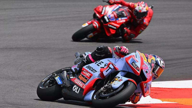 Enea Bastianini (Gresini) dan jack Miller (Ducati) beda gaya di atas Desmosedici dengan hasil yang juga berbeda. (Foto: motorsportmagazine)