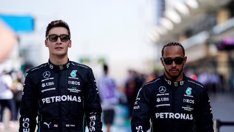 Kehadiran George Russell (kiri) di skuad Mercedes kini terbukti bikin Lewis Hamilton tertekan. (Foto: planetf1) 