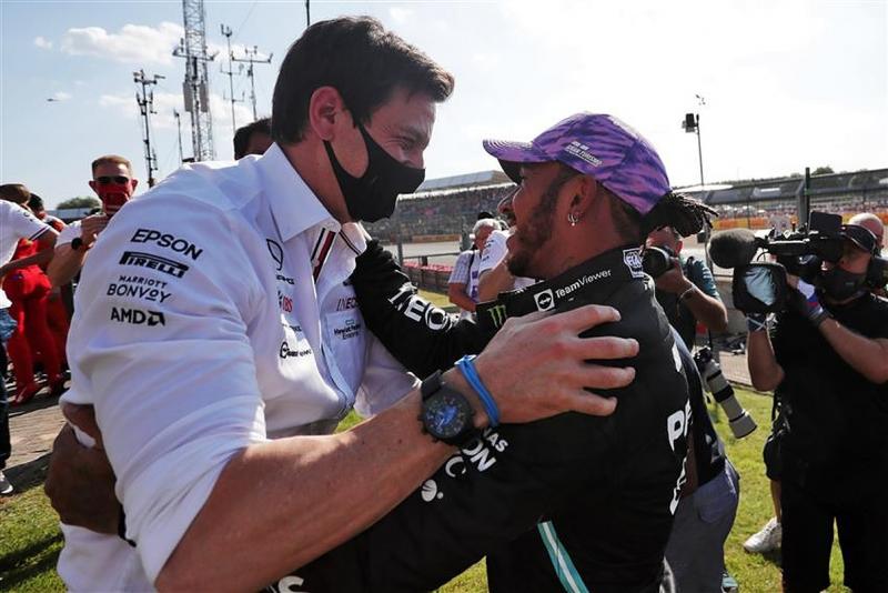 Toto  Wolff dan Lewis Hamilton, membangun kebangkitan Mercedes.(Foto: formula1news)