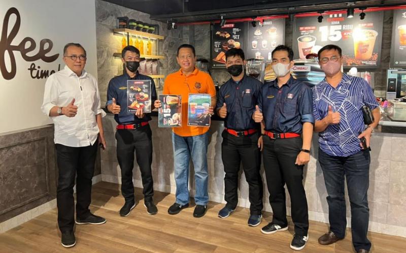 Bamsoet (kaos orange) ikut mempromosikan KFC Cofee yang baru buka di kawasan IMI Pusat GBK Senayan Jakarta