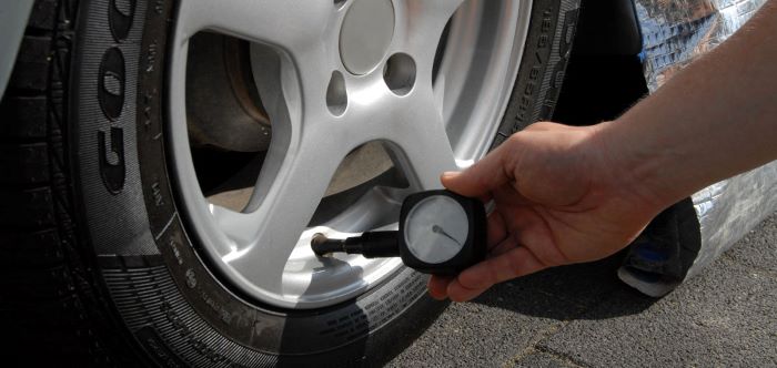 Pengecekan tekanan ban mobil agar aman di jalan