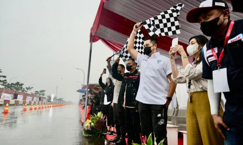 Waketum Mobility IMI Pusat Rifat Sungkar ikut mengibarkan bendera start menandai pelaksanaan Fastron Enduro Street Race di BSD Tangerang Selatan hari ini