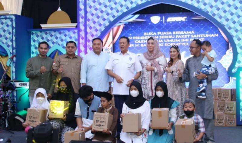Bamsoet Bersama Founder CRK Corporation Chandra Kurniawan memberikan santunan anak yatim pada acara 1000 Malam Keberkahan Otomotif Indonesia dilangsungkan di Depok, Jawa Barat