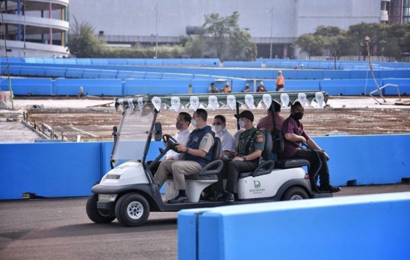 Presiden Jokowi disopirin Gubernur DKI Jakarta Anies Baswedan meninjau sirkuit balap mobil Formula E di Ancol, Jakarta Utara, Senin sore