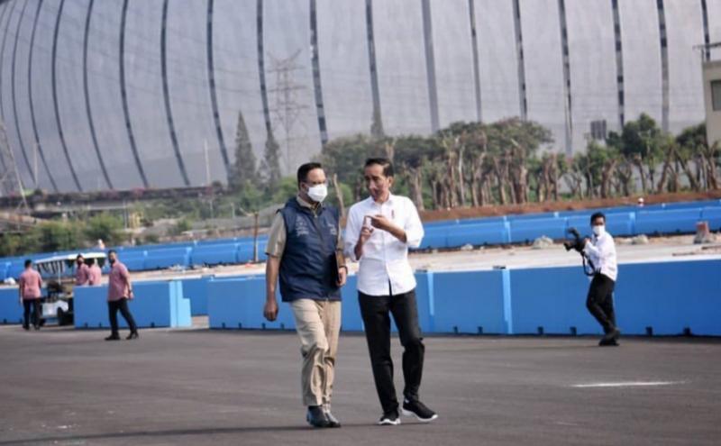 Presiden Jokowi tampak berbicara serius dengan Gubernur DKI Jakarta Anis Baswedan di sirkuit Formula E Ancol, Jakarta Utara sore ini