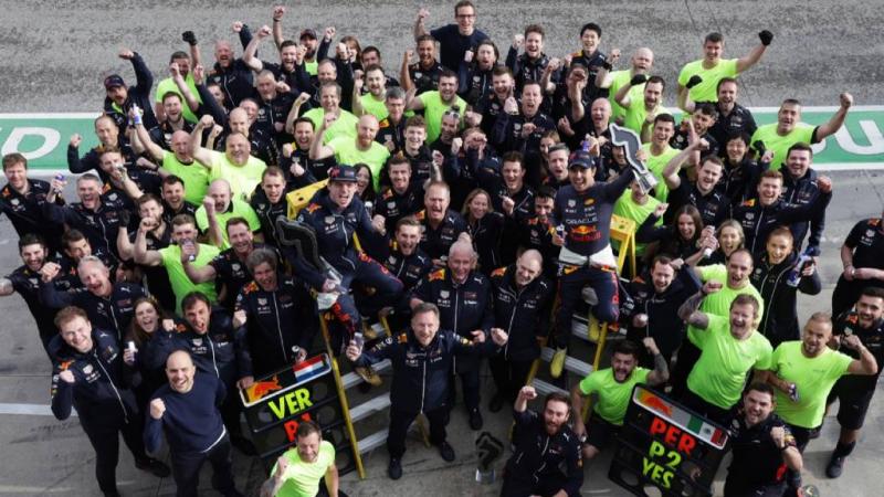 Red Bull Racing berhasil menguasai podium pertama dan kedua dengan pembalap Max Verstappen dan Sergio Perez di GP Emilia Romagna, Italia 2022, akhir pekan lalu