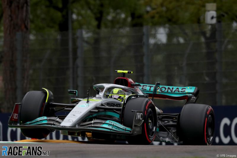 Lewis Hamilton di atas W13 pada GP Emilia Romagna 2022, dipermalukan Max Verstappen. (Foto: racefans)
