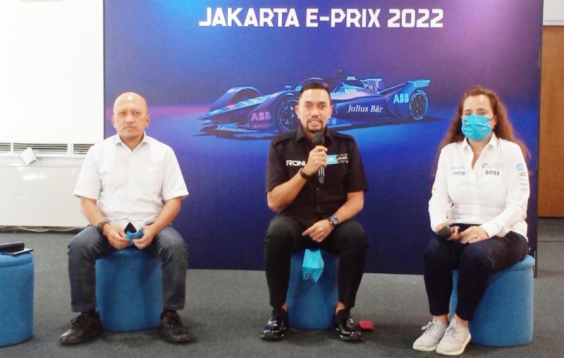 Ahmad Sahroni (tengah) didampingi Gunung Kartiko dan perwakilan FEO saat preskon launching tiket Jakarta E-Prix 2022 di Velodrome Jakarta Timur Rabu sore