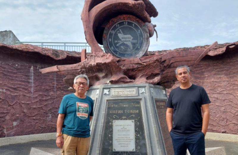 Syam (kanan) ditemani offroader lawas Harry Sanusi di Sabang Kilometer 0, Aceh, sebelum melanjutkan misi solo touring keliling Indonesia