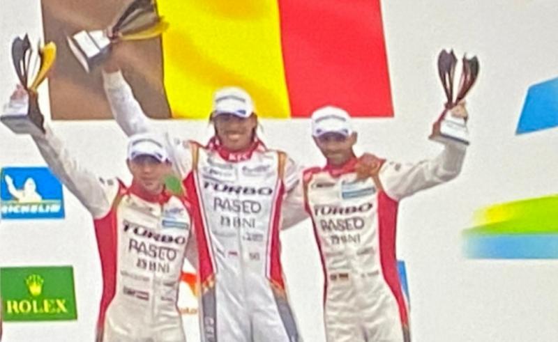 Sean Gelael (tengah) diapit Robin Frijns dan Rene Rast di podium juara 1 LMP2 rd 2 FIA WEC di sirkuit Spa-Franchorchamps Belgia
