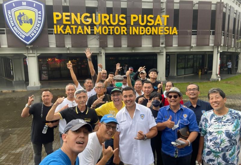 Komunitas American Muscle Car dan komunitas Unique Cars and Drivers Indonesia yang diprakarsai Pembina IMI Pusat Komjen Pol (purn) Nanan Soekarna melakukan halal bihalal di kantor IMI Pusat, GBK Senayan Jakarta hari ini