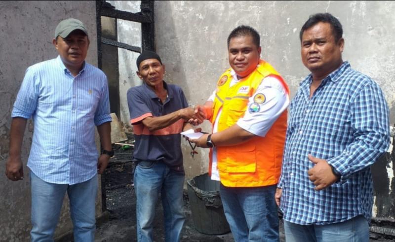 Ketua IOF Sumatra Barat Verry Mulyadi menyerahkan donasi kepada offroader dan mekanik offroad Yasrul Abbas didampingi Bendahara dan Bidang Rescue. (foto : ende)