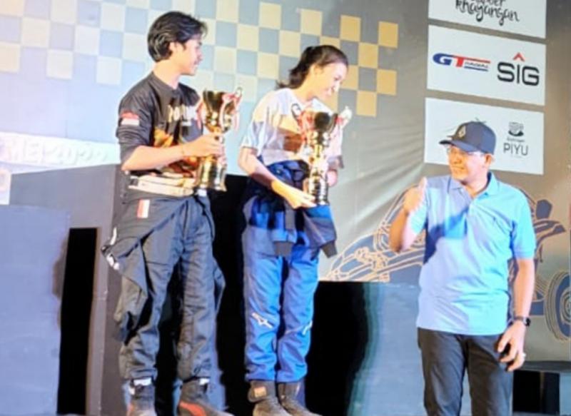 Bintang Barlean dan Tiffiany Barlean menerima trofi juara 1 Kejuaraan Umum putaran 1 Sprint Rally Piala Raja Jogja 2022 