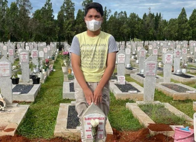 Daffa AB, berziarah ke Taman Makam Pahlawan Kalibata Jakarta di mana sang ayah Irjen Pol (P) Anang Boediharjo dikebumikan. (foto: ig daffa)