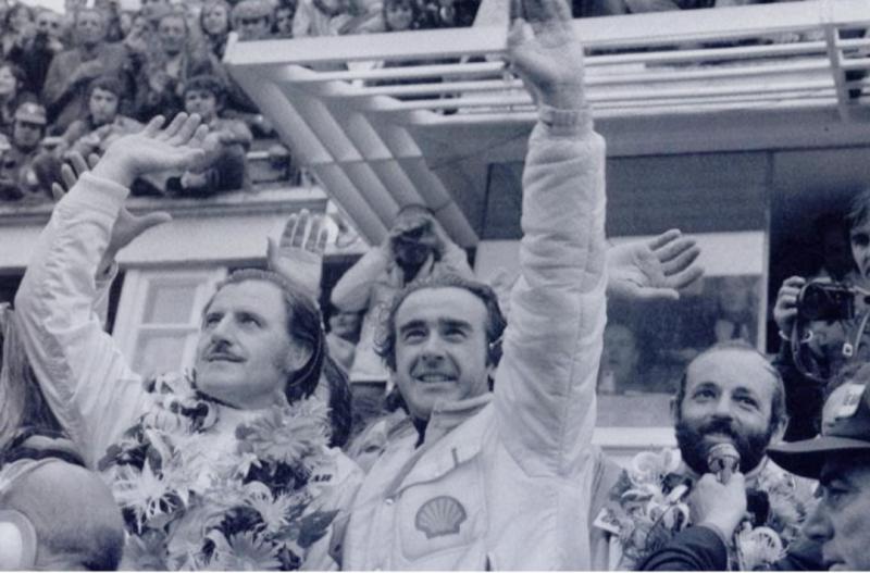 Graham Hill (kiri) saat memenangi 24 Hours of Le Mans pada 1972. (foto : Largus.fr)       