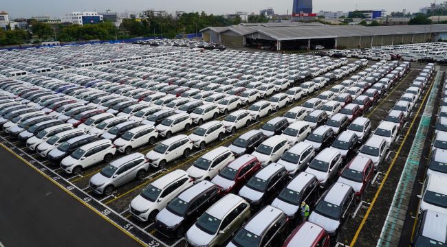 Deretan mobil di parkiran pabrik Daihatsu yang siap dikirim ke dealer dan konsumen