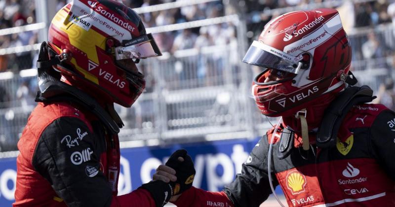 Carlos Sainz Jr (Spanyol) dan Charles Leclerc (Monaco), belum saatnya saling membantu di internal Ferrari. (Foto: planetf1)