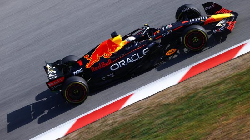 Max Verstappen (Red Bull Racing) dijepit Charles Leclerc dan George Russell memasuki  kualifikasi GP Spanyol malam ini. (Foto: f1)