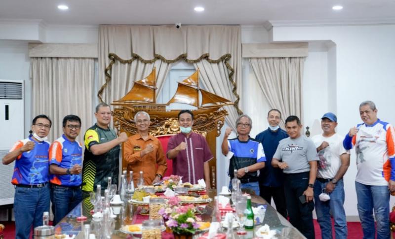 Peserta touring motor Trans Sulawesi dari Komunitas Legend Riders Indonesia bersama Gubernur Sulsel Andi Sudirman dengan jamuan makan malam kuliner khas Makassar