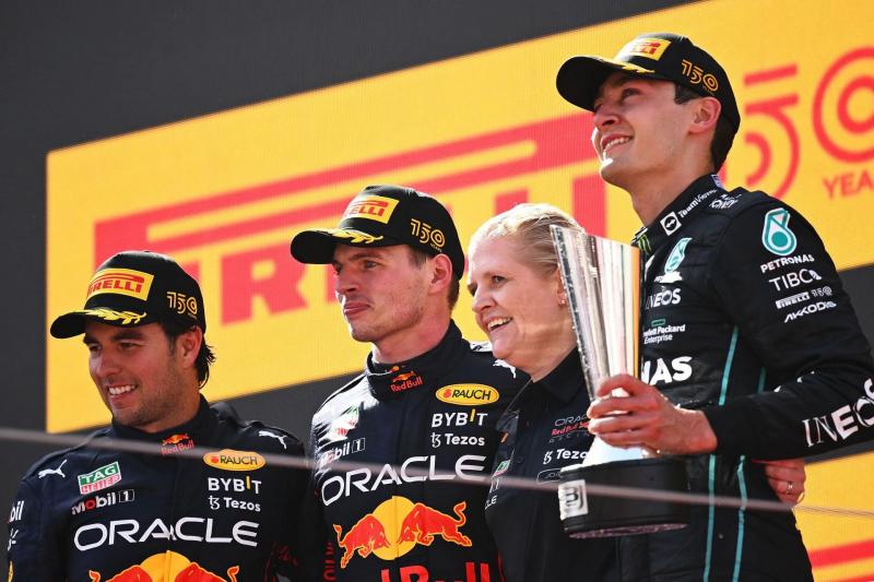Max Verstappen dan Sergio Perez plus George Russell di podium GP Spanyol, beda posisi berkat team order. (Foto: ist)