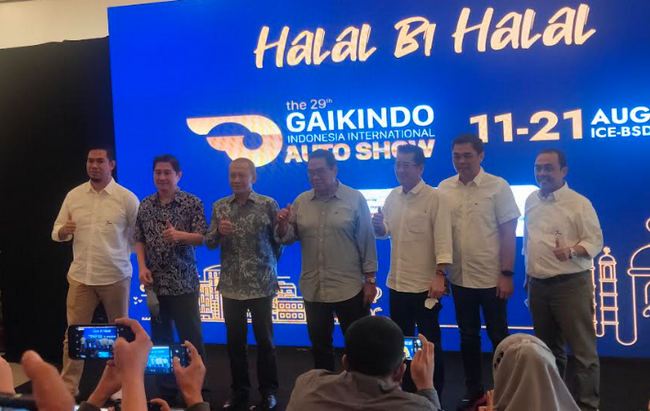 Para petinggi Gaikindo, Seven dan Astra Financial dalam Halal Bi Halal bersama wartawan di Senayan, Jakarta