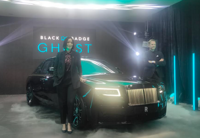 Irene Nikkein, Asia Pacific Regional Director, Rolls-Royce Motor Cars dan  Michael Vetter, Group Managing Director Luxury Brands, Eurokars Group Indonesia dalam peluncuran Black Badge Ghost di Jakarta 
