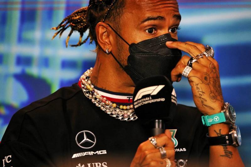Lewis Hamilton (Inggris/Mercedes) dengan berbagai perhiasan di sekujur tubuhnya dan kini terlarang oleh FIA. (Foto: f1i)